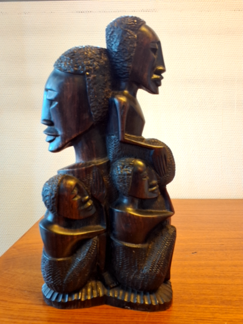 Afrikans træskulptur. Meget detaljeret.
